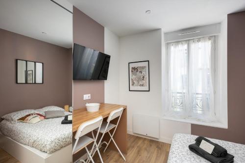 une chambre avec un bureau et une chambre avec un lit dans l'établissement Lambig, à Brest