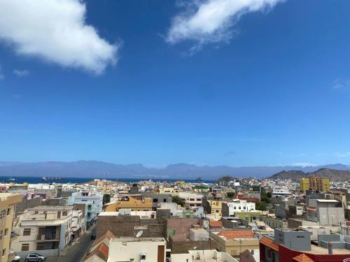 una vista de una ciudad con edificios en Casa azul, en Mindelo