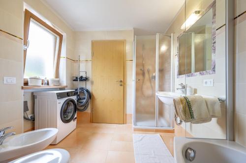 Ένα μπάνιο στο Apartments Ciancel Gino