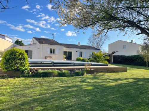 Maison piscine à 3' de la mer.