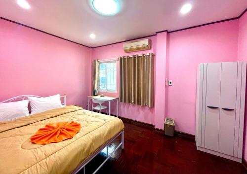 a bedroom with pink walls and a bed in it at TheStarHome Sukhumvit71 in Bangkok