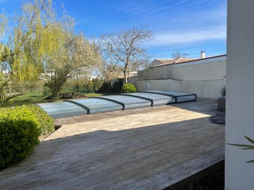 Φωτογραφία από το άλμπουμ του Maison piscine à 3' de la mer. σε Yves