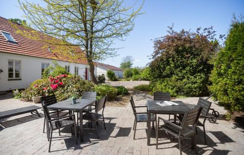 un gruppo di tavoli e sedie su un patio di Awesome Home In Haslev With Kitchen a Haslev