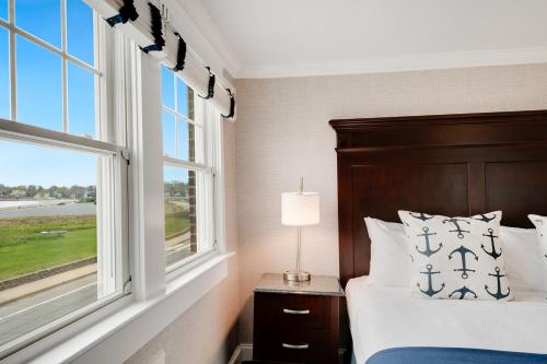Newport Beach Hotel & Suitesにあるベッド