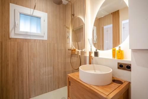 a bathroom with a sink and a mirror at Studio rénové avec vue mer in Grimaud