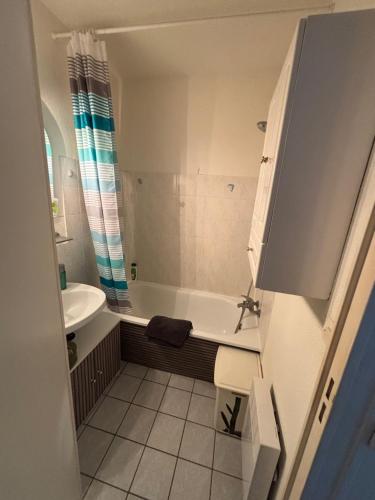 une salle de bain avec une baignoire, des toilettes et un lavabo dans l'établissement Appartement Royan, à Vaux-sur-Mer