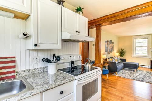 Η κουζίνα ή μικρή κουζίνα στο Near Nockamixon State Park Telford Apt with Porch!