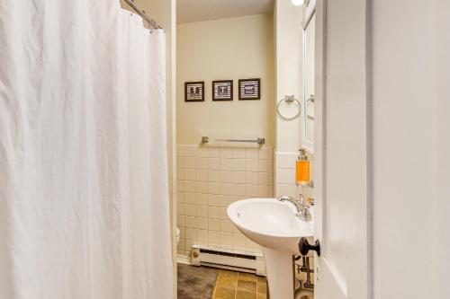 Ένα μπάνιο στο Near Nockamixon State Park Telford Apt with Porch!