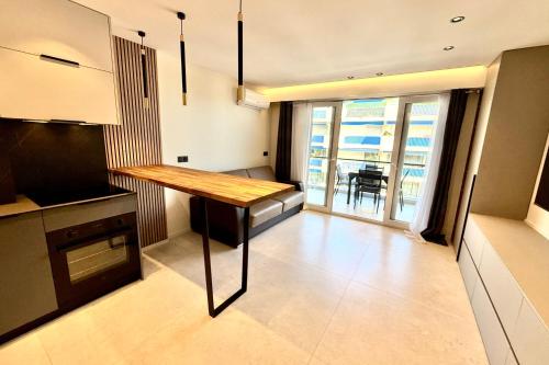 une cuisine avec une table et une vue sur un balcon dans l'établissement Juan les Pins - Apartment for 2 people - Wifi & Parking, à Juan-les-Pins