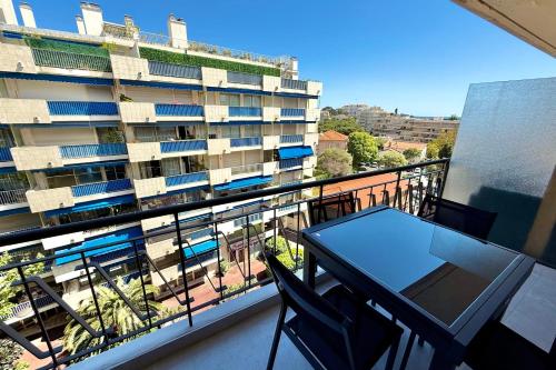 - un balcon avec une table et des chaises dans l'établissement Juan les Pins - Apartment for 2 people - Wifi & Parking, à Juan-les-Pins