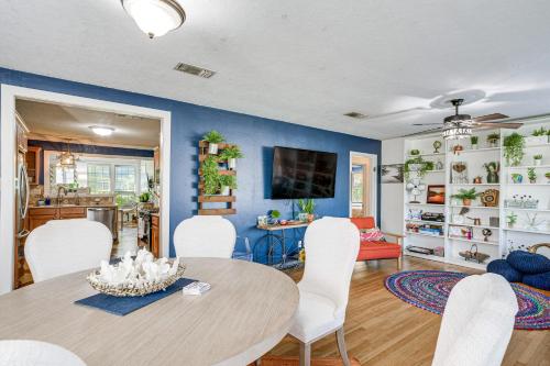 Zona de estar de 1 Mi to Dtwn Family-Friendly Brenham Bungalow!