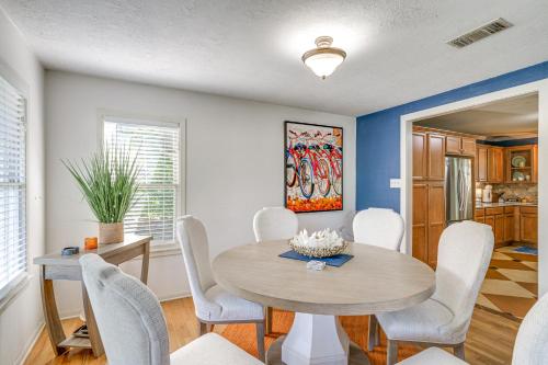 Una cocina o zona de cocina en 1 Mi to Dtwn Family-Friendly Brenham Bungalow!