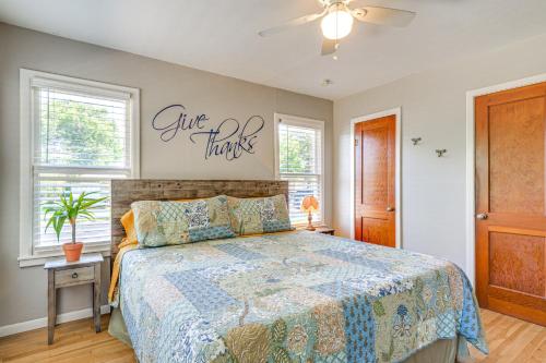 Cama o camas de una habitación en 1 Mi to Dtwn Family-Friendly Brenham Bungalow!
