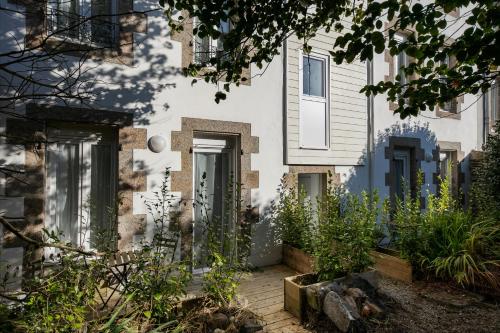 une maison avec un jardin devant dans l'établissement Pommeau, à Brest