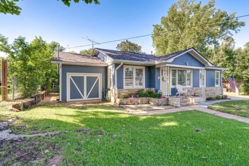 Jardín al aire libre en 1 Mi to Dtwn Family-Friendly Brenham Bungalow!