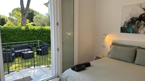 a bedroom with a bed and a balcony with a view at La Casa Bianca Rooms&Lounge in Cesenatico