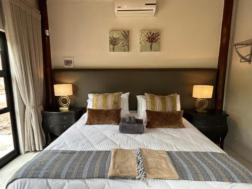 Ένα ή περισσότερα κρεβάτια σε δωμάτιο στο Sabella Bushveld Lodge