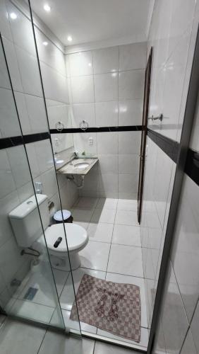 Bilik mandi di Pousada Flor Dália