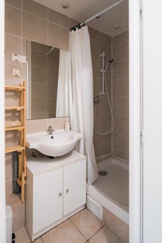 a bathroom with a sink and a shower at Charme ancien à 200M Château in Nemours