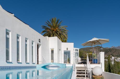 Chimenea - Luxury Villa with Infinity Pool & Stunning Sea Views - LUAL