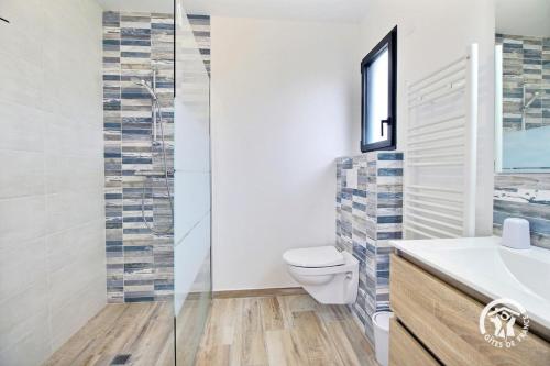 キブロンにあるLa maison de kervozesのトイレと洗面台付きのバスルーム