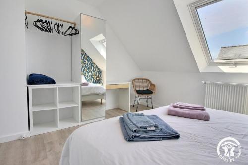 キブロンにあるLa maison de kervozesのベッドルーム1室(ベッド1台、窓、椅子付)