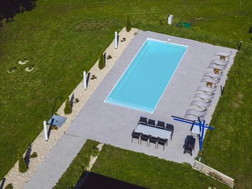 Πισίνα στο ή κοντά στο Reverence Villas Fufin
