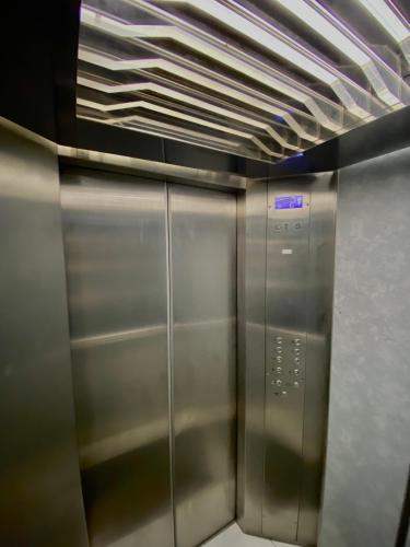 a metal elevator in a subway station with a ceiling at Nuevo Hotel Alameda de Uruapan in Uruapan del Progreso