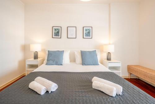 Ένα ή περισσότερα κρεβάτια σε δωμάτιο στο GuestReady - Sunny retreat near Boca do Inferno