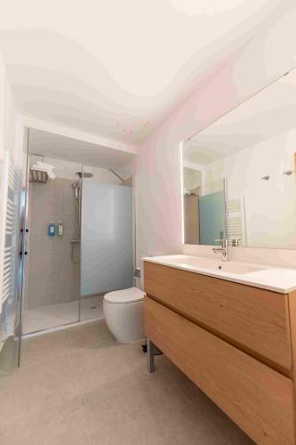 Bilik mandi di Reverence Villas Caldelas