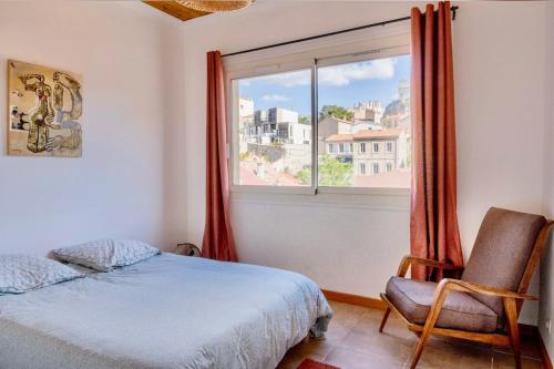 une chambre avec un lit, une chaise et une fenêtre dans l'établissement Bright, vintage-style apartment, à Marseille
