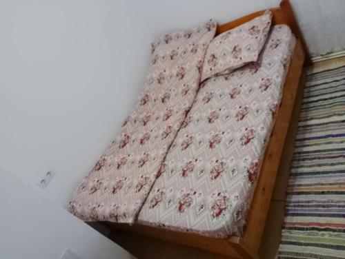 a bed in a wooden box with a blanket at Cabana Diana Dealul Frumos in Hănăşeşti