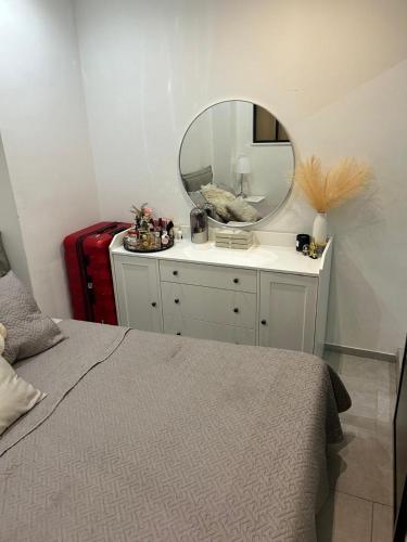 une chambre avec un lit avec un miroir et une valise rouge dans l'établissement New central nice sea down town, à Nice