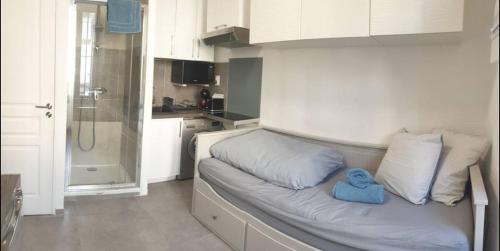 un lit avec une serviette bleue dessus dans une cuisine dans l'établissement Small Cocoon Marseillais, à Marseille