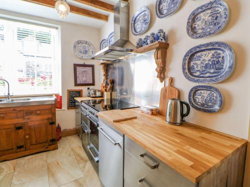a kitchen with blue and white plates on the wall at Shaftoe Mews in Hexham