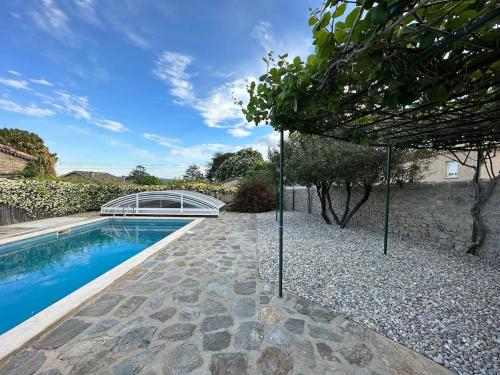 une piscine dans une cour avec une maison dans l'établissement La Picholine, à Aubenas