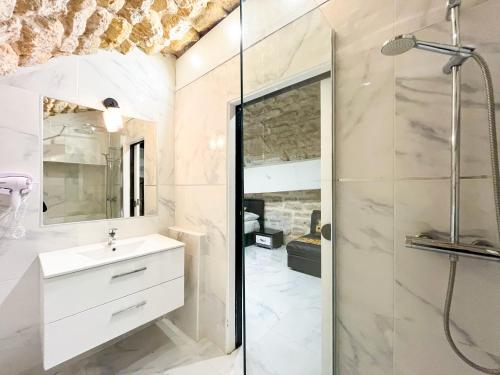 une salle de bain avec douche et lavabo dans l'établissement 154 - Urban Atelier Home Cinema in Paris, à Paris