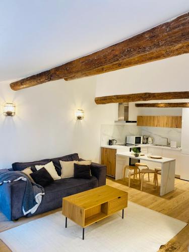 un salon avec un canapé et une table dans l'établissement APPARTEMENT en DUPLEX VIEUX NICE, à Nice
