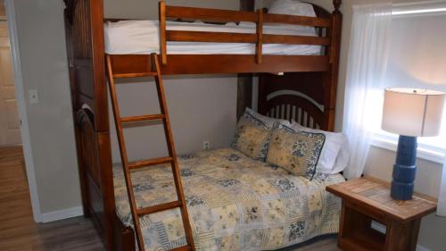 Katil atau katil-katil dalam bilik di Sunset Shore House First Floor