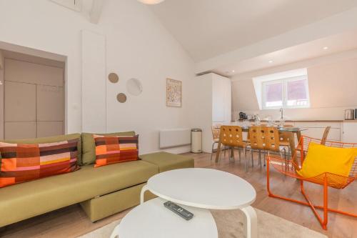 un soggiorno con un divano e un tavolo di Appartement 3 chambres en centre ville et proche métro a Croix