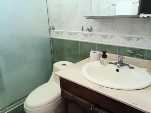 Ένα μπάνιο στο Hellen House playa habitación familiar de dos a 4 pax