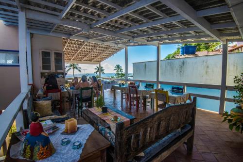 un restaurante con mesas en un patio en Pousada Via Brasil, en Morro de São Paulo