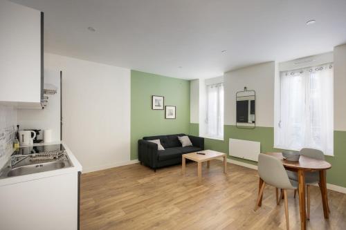 un salon avec un canapé et une table dans l'établissement T2 Cotriade, à Brest