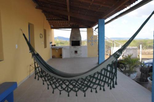 São MamedeEco Pousada Tigipió的房屋阳台的吊床
