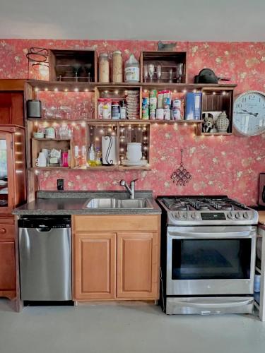 Una cocina o cocineta en Adirondack Private Room #1 in a Shared House Homestay