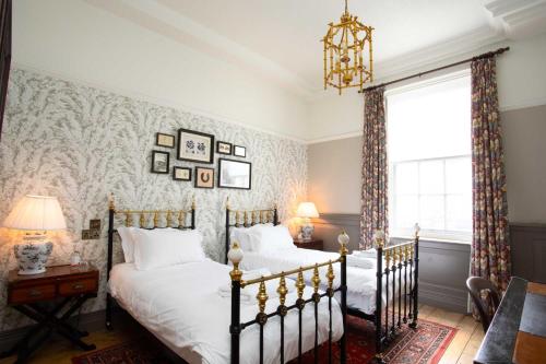 The Crown Hotelにあるベッド