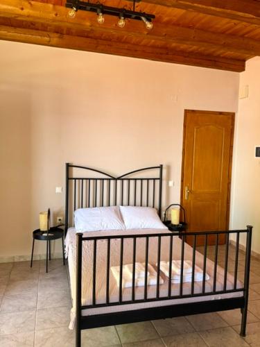 Ένα ή περισσότερα κρεβάτια σε δωμάτιο στο Kyriakos Apartments