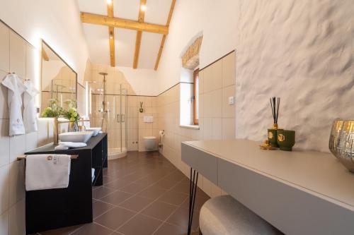 a large bathroom with a sink and a toilet at Aurora Lukorana in Lukoran