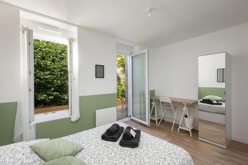 - une chambre avec 2 lits, une fenêtre et une table dans l'établissement T2 Kig Ha Farz, à Brest