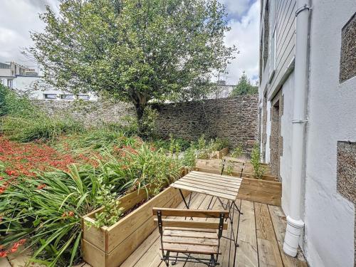 d'une terrasse avec 2 chaises et une table en bois. dans l'établissement T2 Kig Ha Farz, à Brest